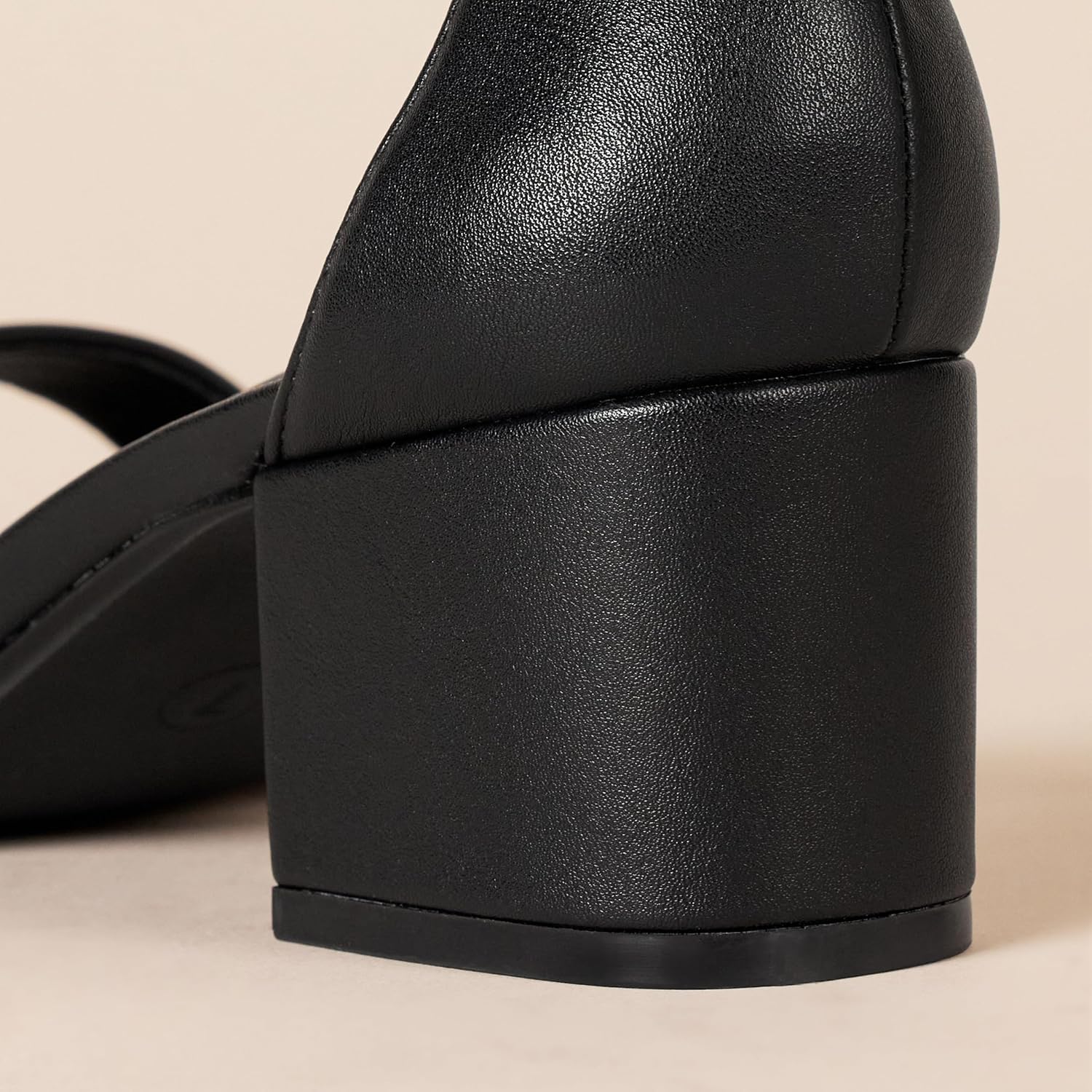 Thumbnail 2 de Amazon Essentials Women's Two Strap Heeled Sandal: a practical, everyday dress sandal