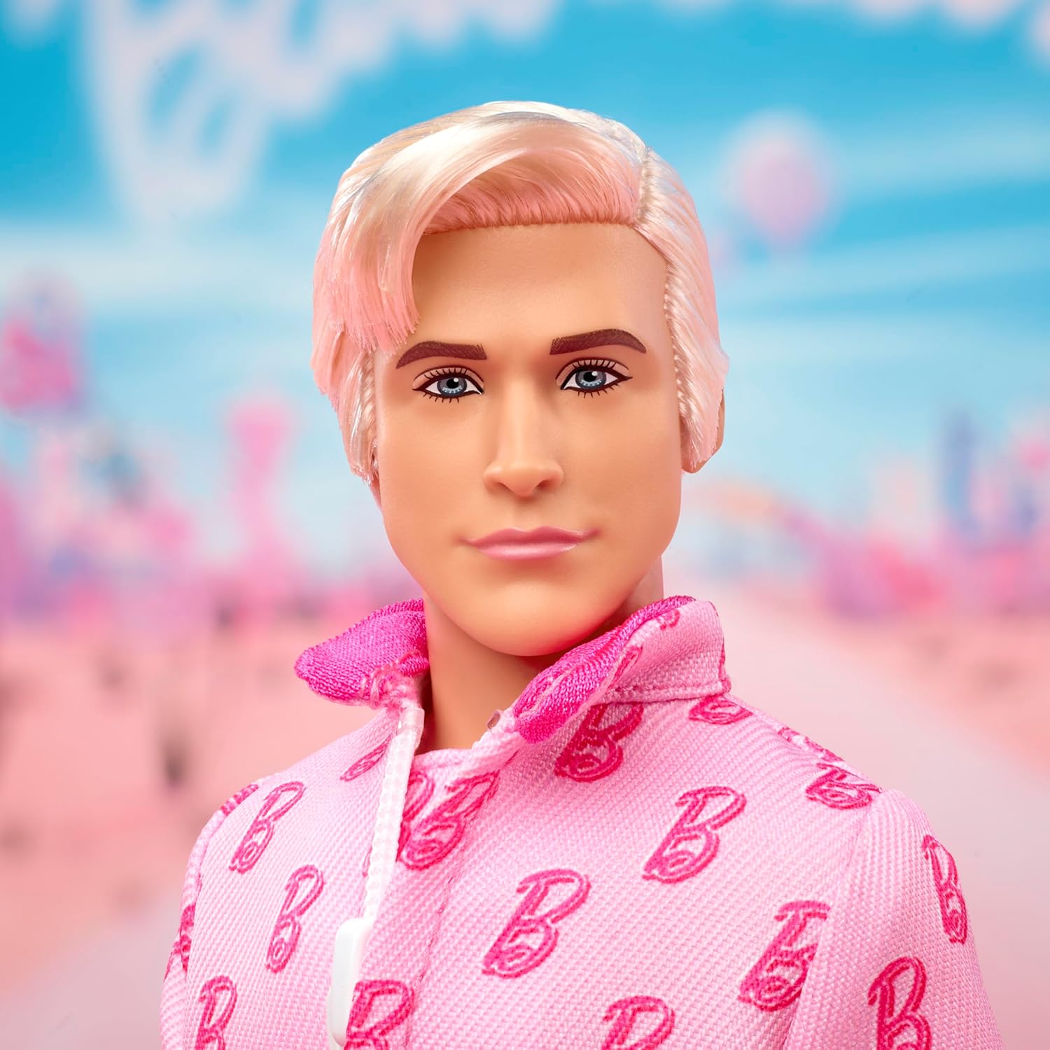 Detalle de Barbie Ken-Sammelpuppe zum Barbie-Spielfilm – Ryan Gosling als Ken (rosafarbener Overall)
