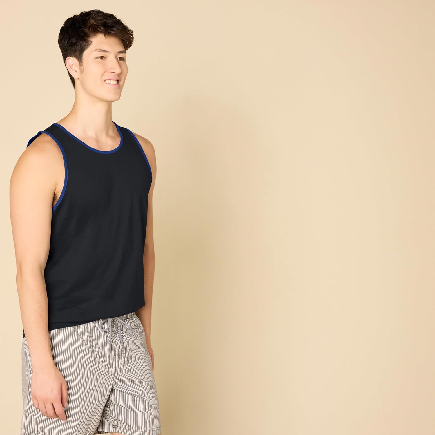 Detalle de Amazon Essentials Herren Tanktop, Normale Passform – Bequemes Basic für heiße Tage