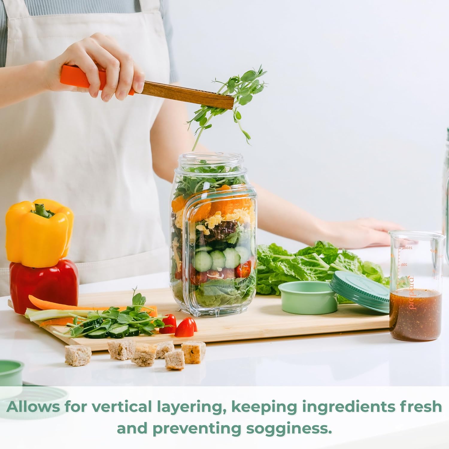 Detalle de Prepara The Original Salad Pod for fresh, mess-free layered salads