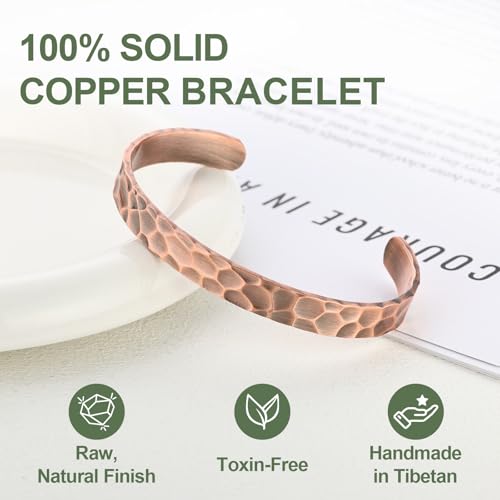 Detalle 2 de BioMag Pure Copper Bracelet for Men & Women – Handmade Hammered Open Cuff