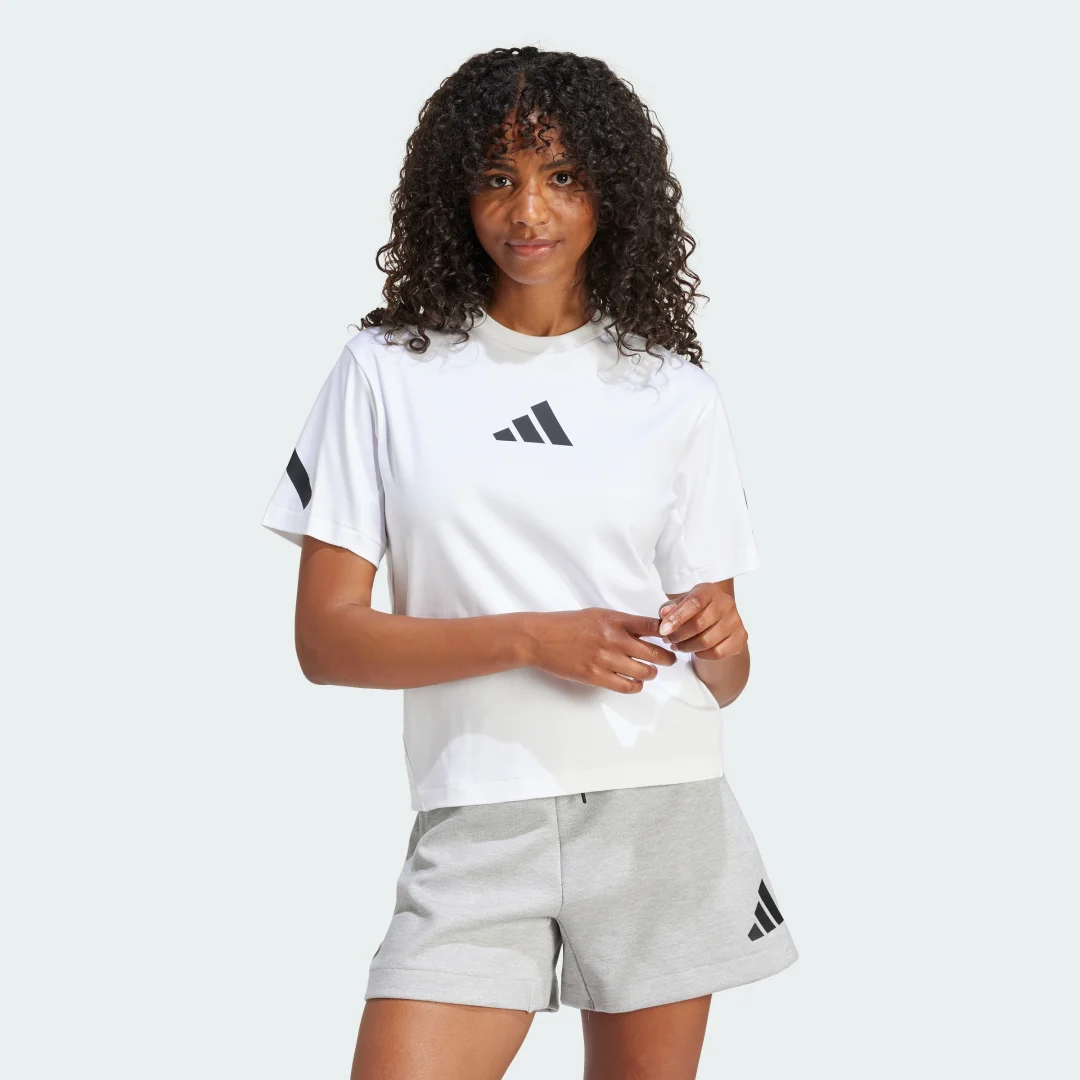 Detalle de Camiseta adidas Z.N.E. Blanco – versatilidad y estilo para tus entrenamientos