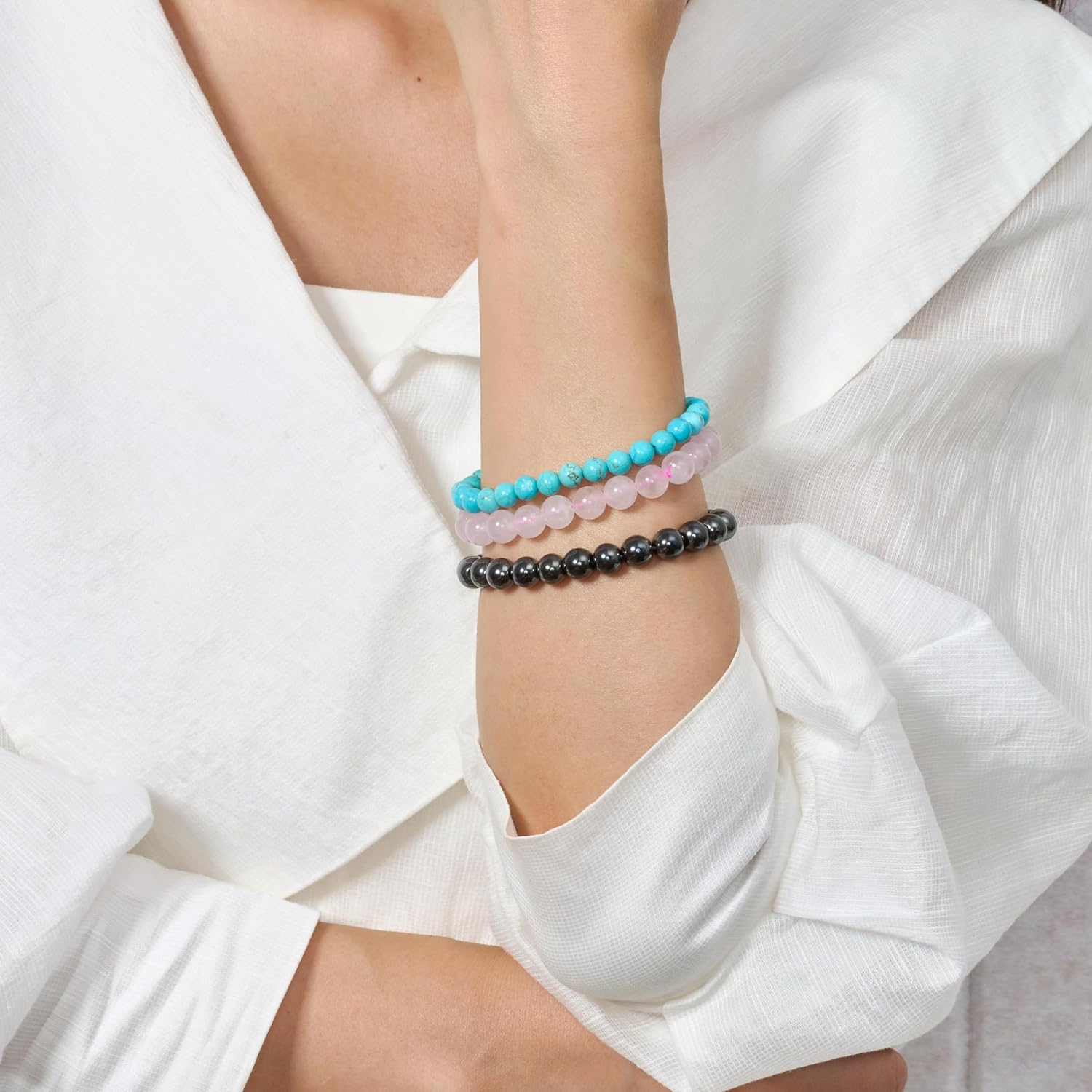Detalle de Set Bivei da 3 bracciali con pietre naturali: ematite, quarzo rosa e turchese verde, elastici e fatti a mano