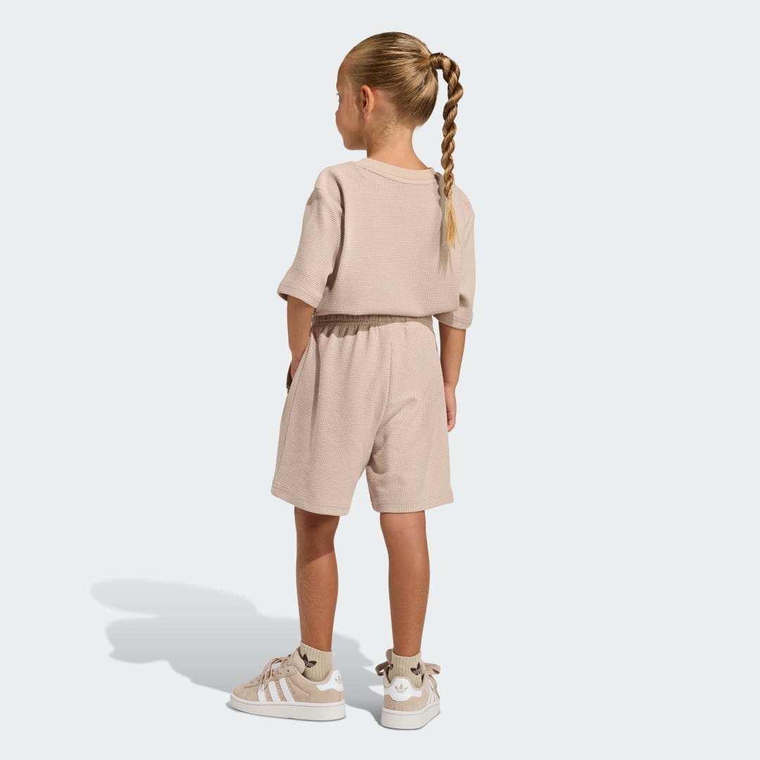Thumbnail 3 de Conjunto holgado de pantalón corto y camiseta gofrados de Adidas en beige