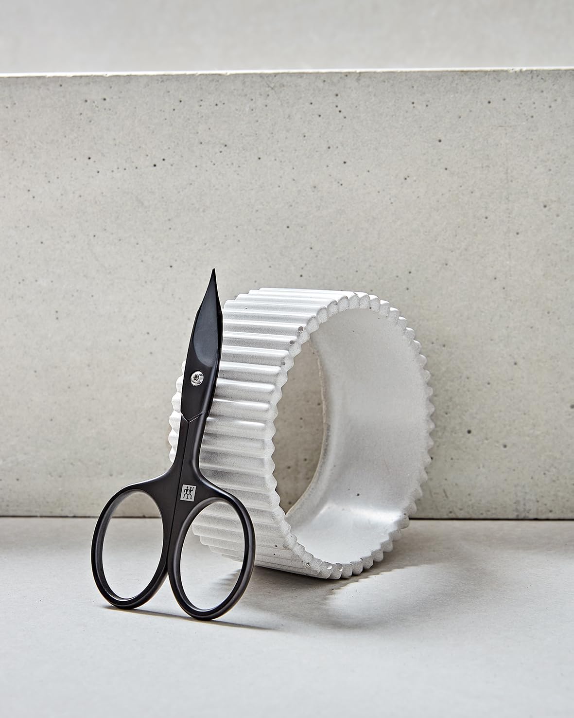 Detalle 2 de ZWILLING Tijeras combinadas para uñas y cutículas ✂️, precisión, negras, 90 mm