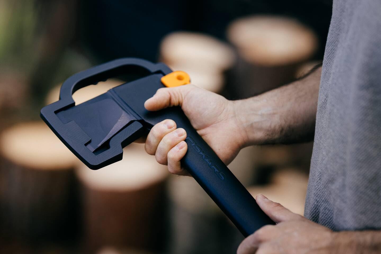 Detalle de Fiskars Merlin Solid A19, L — Hache de fendage 65 cm (1,6 kg) avec étui et revêtement antiadhésif