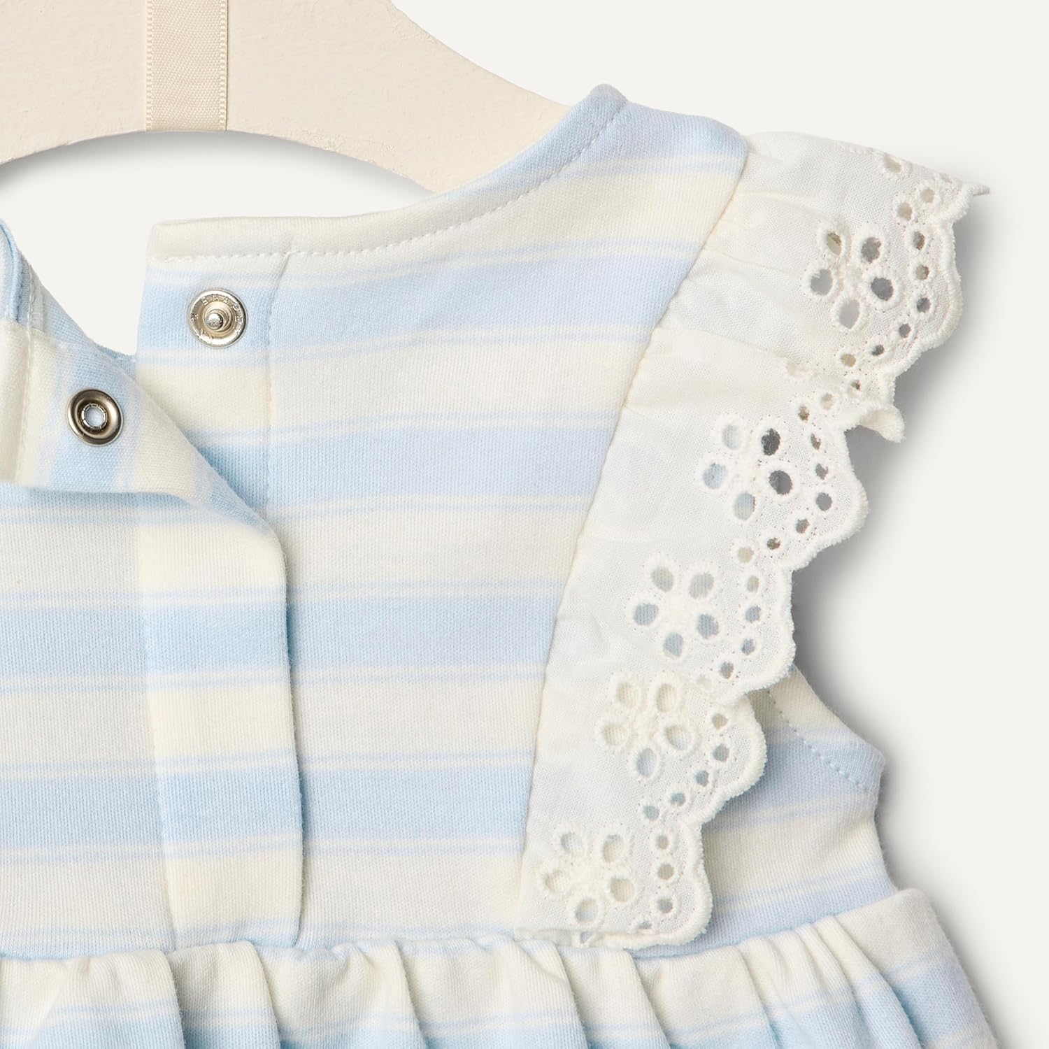 Thumbnail 3 de Amazon Essentials x Sofia Grainge Baby Girls' Cotton Eyelet Top & Shorts Play Set