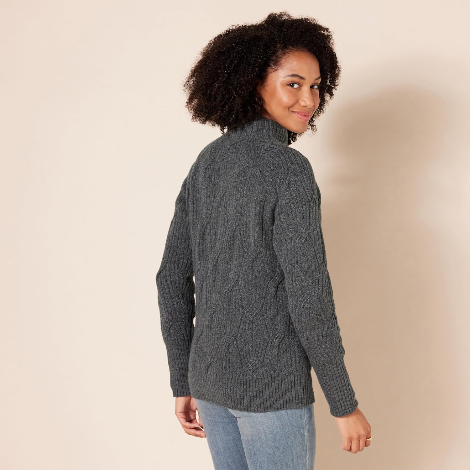 Detalle 2 de Amazon Essentials Women’s Soft Touch Cable Knit Funnel Neck Chunky Jumper