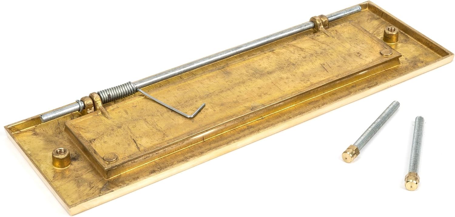 Detalle de From the Anvil 33050 – duża mosiężna szczelina na listy, polerowana