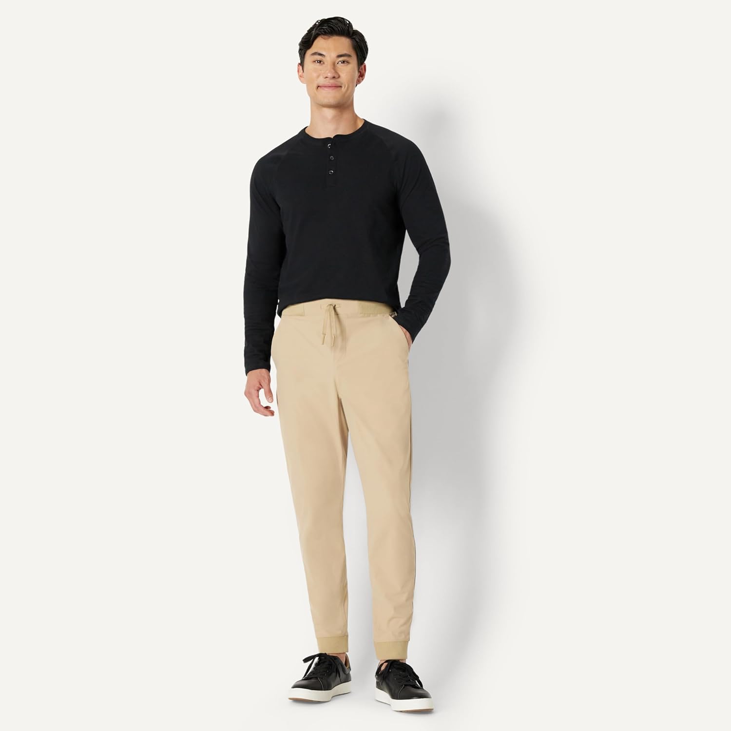 Thumbnail 2 de Amazon Essentials Herren Slim-Fit Reise-Jogginghose mit Stretchanteil – glatter Stretchstrick ohne Knittergefühl