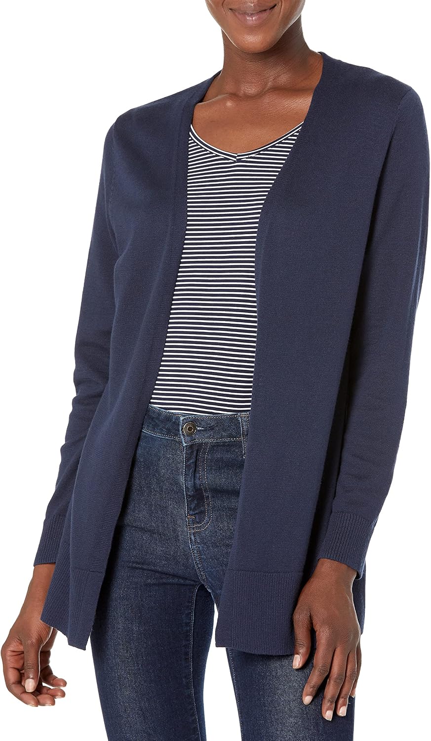 Detalle de Cardigan leggero donna Amazon Essentials con apertura frontale