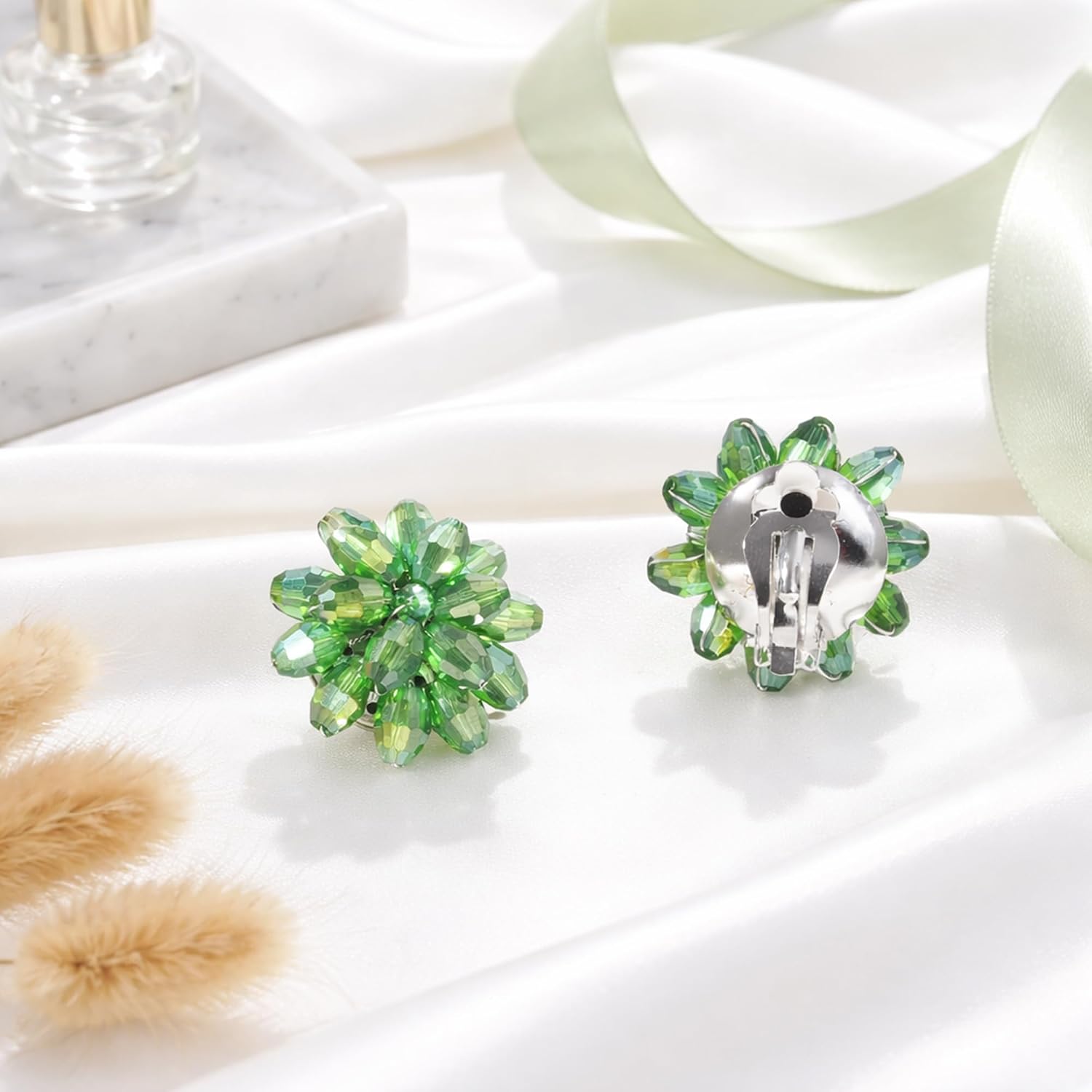 Detalle de AeraVida Clip-On Earrings, Stainless Steel