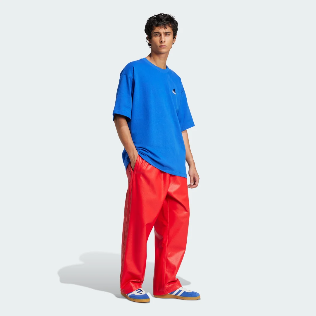 Detalle de Camiseta EQT Graphic 1 de Adidas – versión azul, para uso diario con estilo