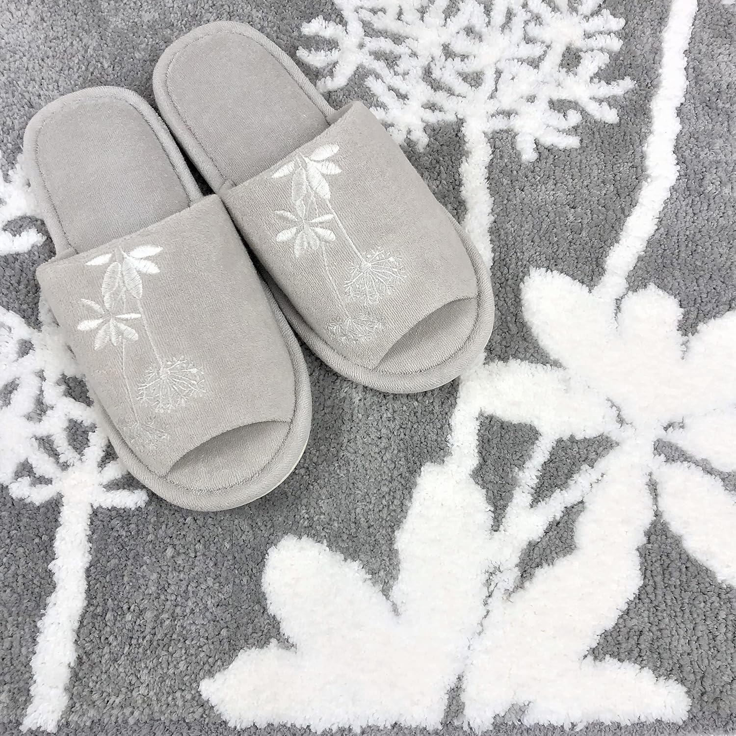 Detalle 1 de センコー(Senko) サリナ グレー トイレスリッパ フリーサイズ・植物柄刺繍・洗える