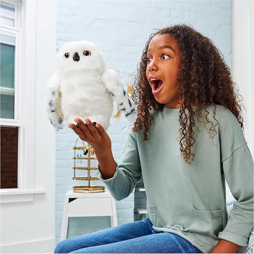 Detalle de HARRY POTTER-WIZARDING WORLD - Lechuza Interactiva Hedwig 🦉