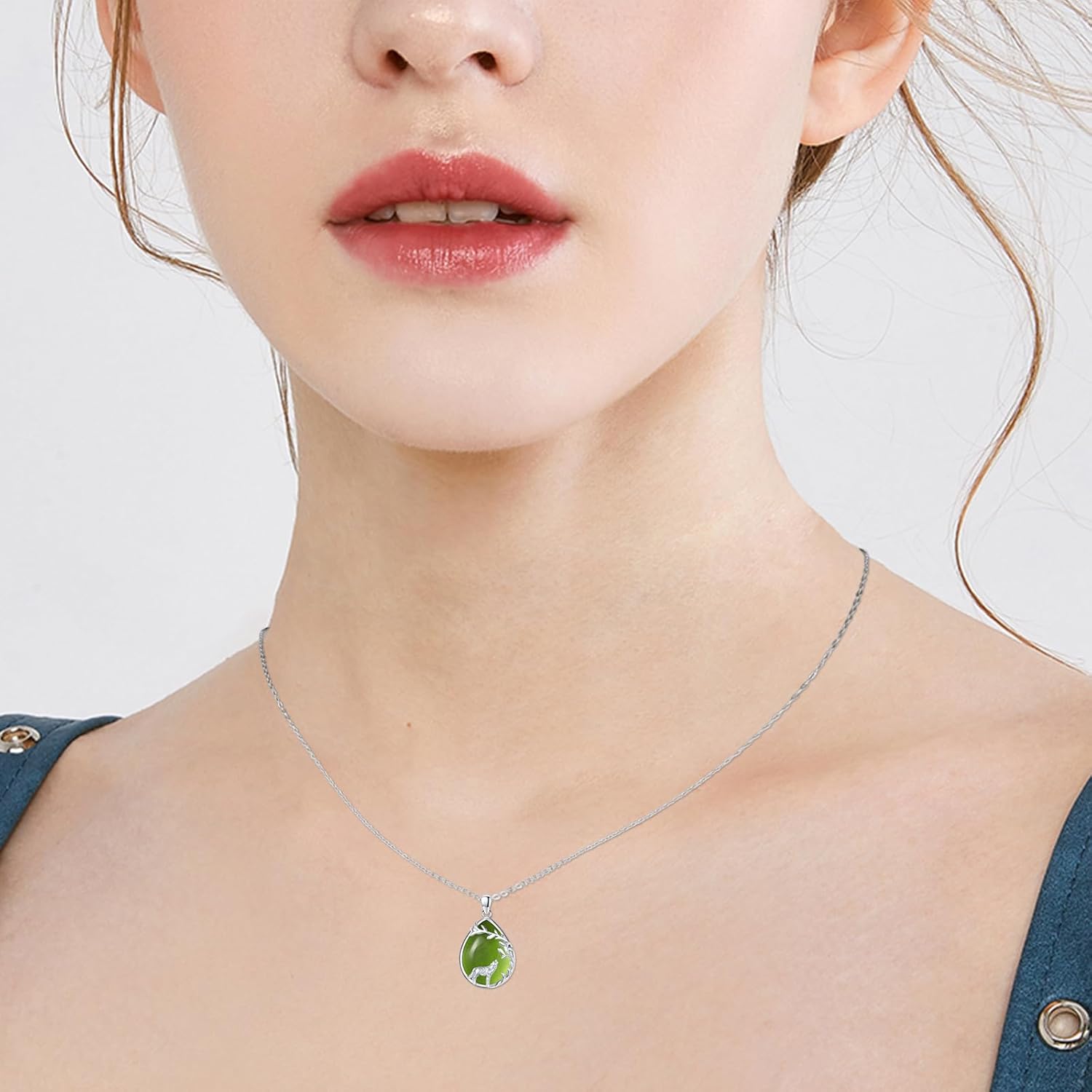 Detalle 2 de Wolf Kette Sterling Silber mit Wolf Anhänger – 925er Silber, Peridot, verstellbare Kette