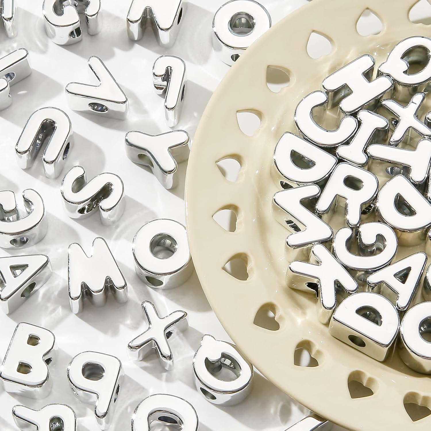 Detalle 1 de BERMRO アルファベットビーズ 78個入り アクリル製 A〜Z・穴径6mm