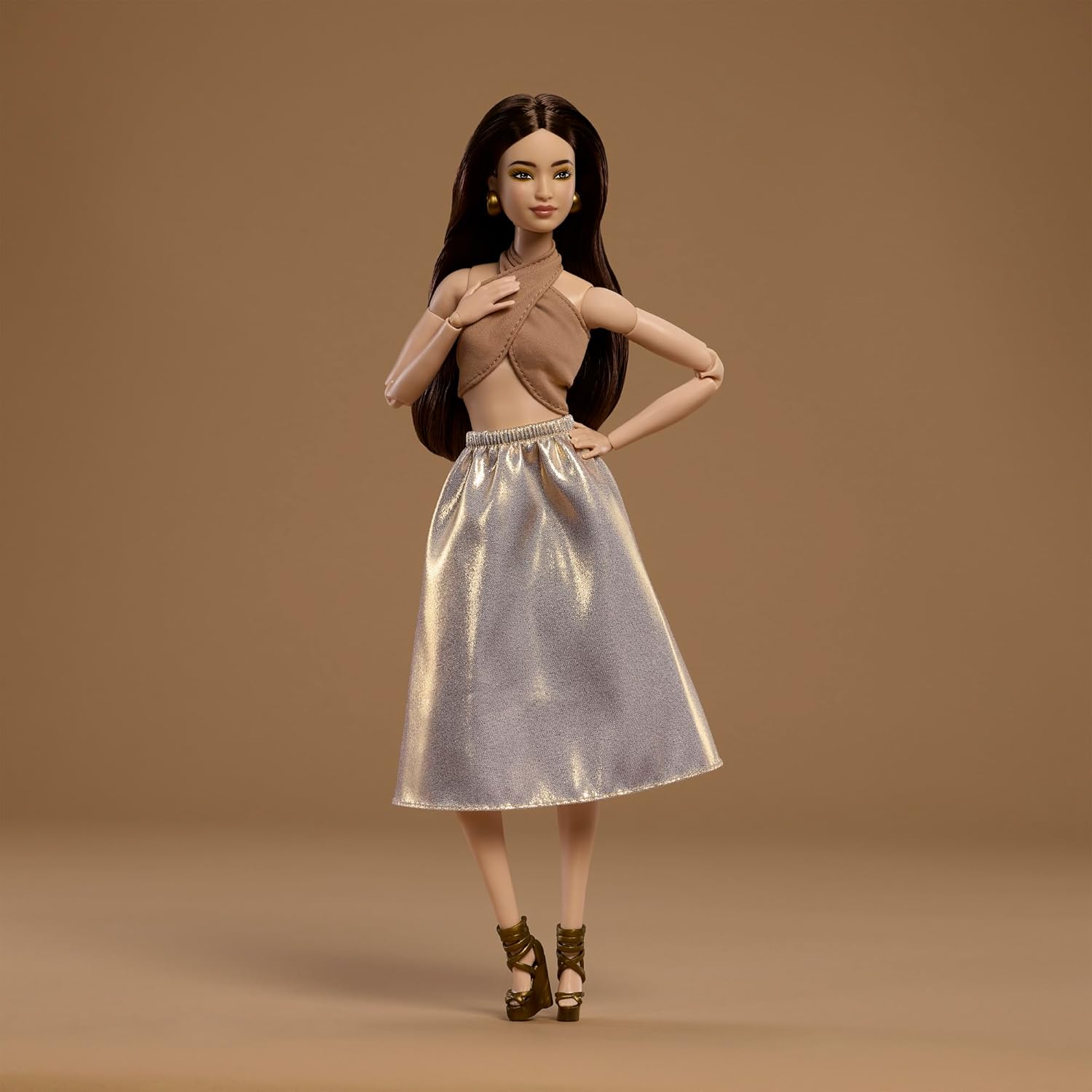 Thumbnail 1 de Barbie Signature Modello 06: classe e versatilità con gonna dorata e corpo snodato