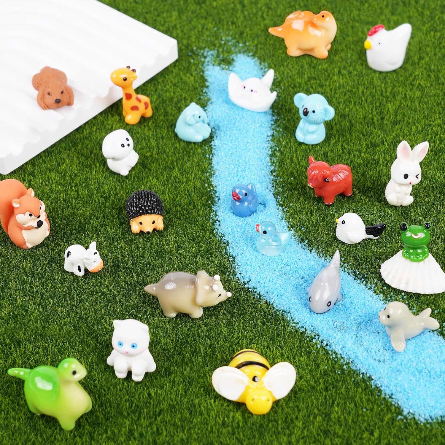Detalle 1 de BeadRiver Mini Resin Animals 50-Piece Set