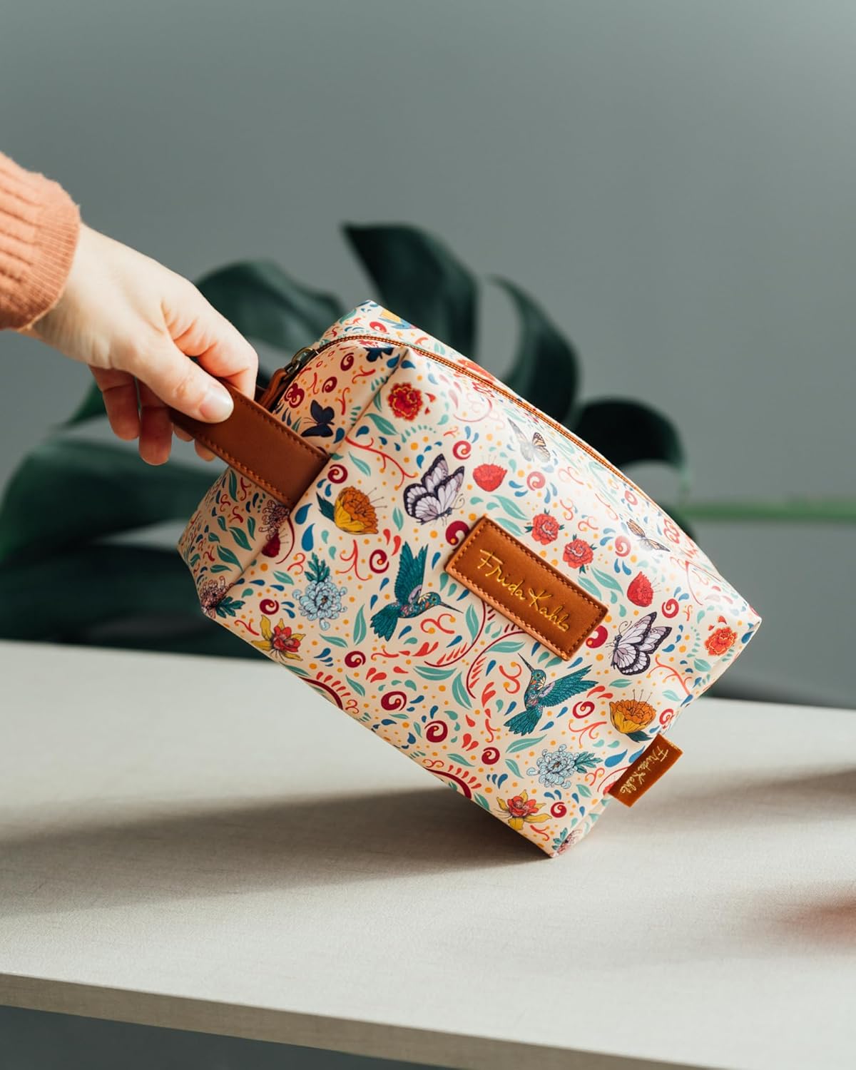 Detalle de Grupo Erik Frida Kahlo Cosmetic Bag (7.9 x 5.7 x 3.9 inches)
