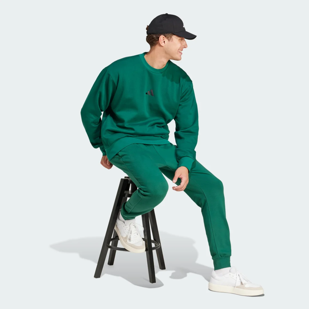 Detalle de Pantalón Essentials Feel Cozy French Terry de Adidas – comodidad en verde