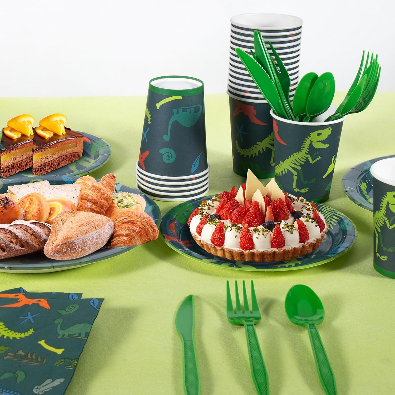 Detalle 2 de Cecnamt Dinosaur Birthday Decorations (170-Piece Dino Party Supplies) for 24