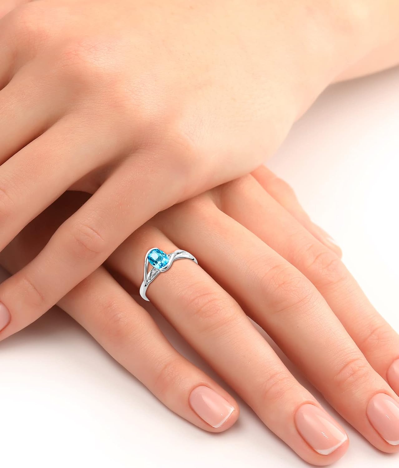 Detalle 2 de MIORE – Anello Solitario in Oro Bianco 9K con Topazio Azzurro Naturale e Diamanti