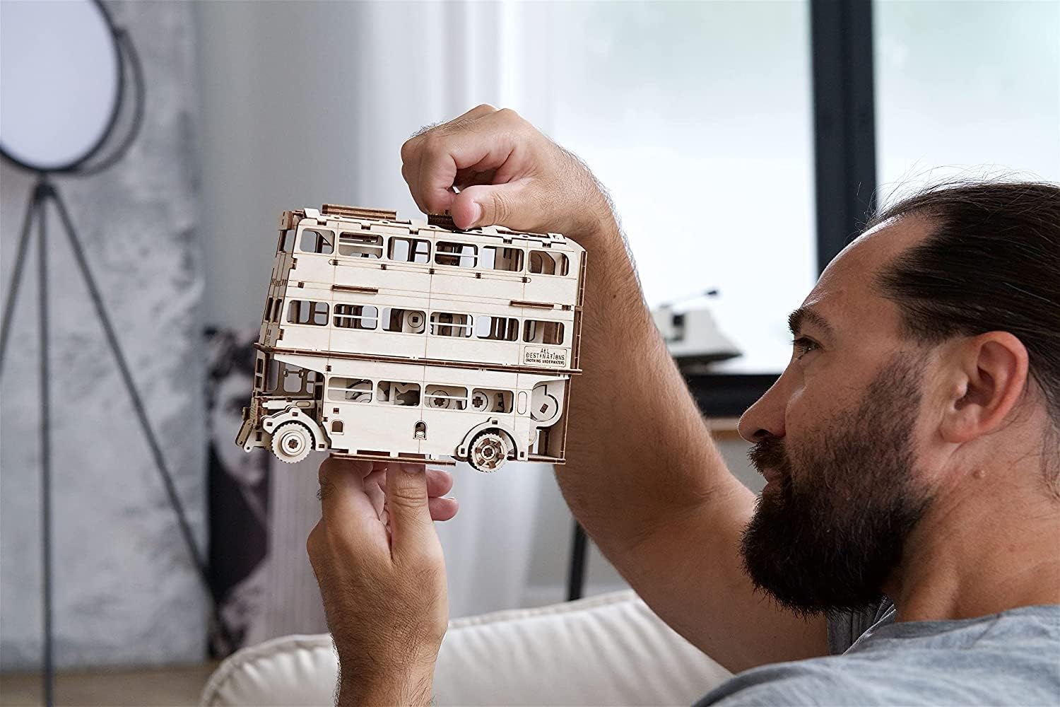 Detalle de UGEARS Harry Potter Knight Bus – Maquette mécanique en bois à assembler