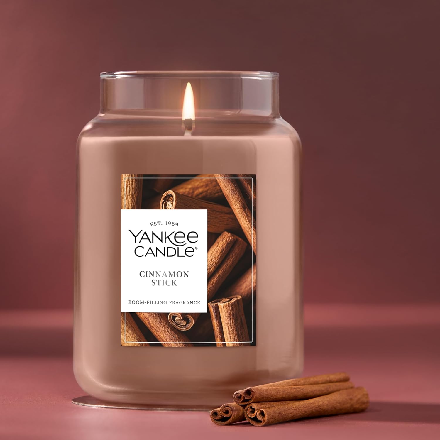 Detalle de Yankee Candle Cinnamon Stick: 22oz Large Jar with Up to 150 Hour Burn Time