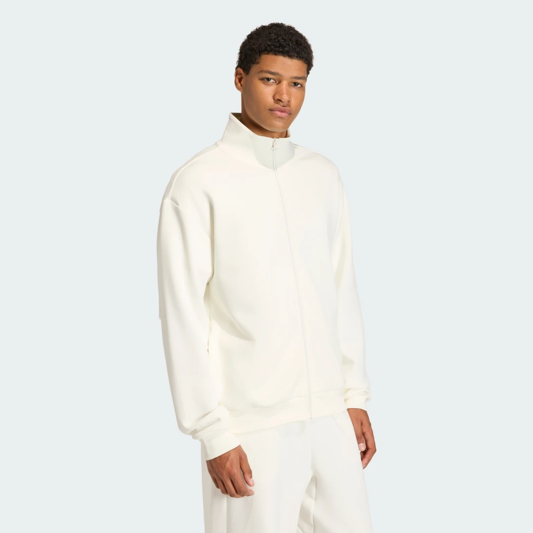 Detalle de Chaqueta deportiva Soft Lux de Adidas: comodidad en blanco para entrenamiento diario