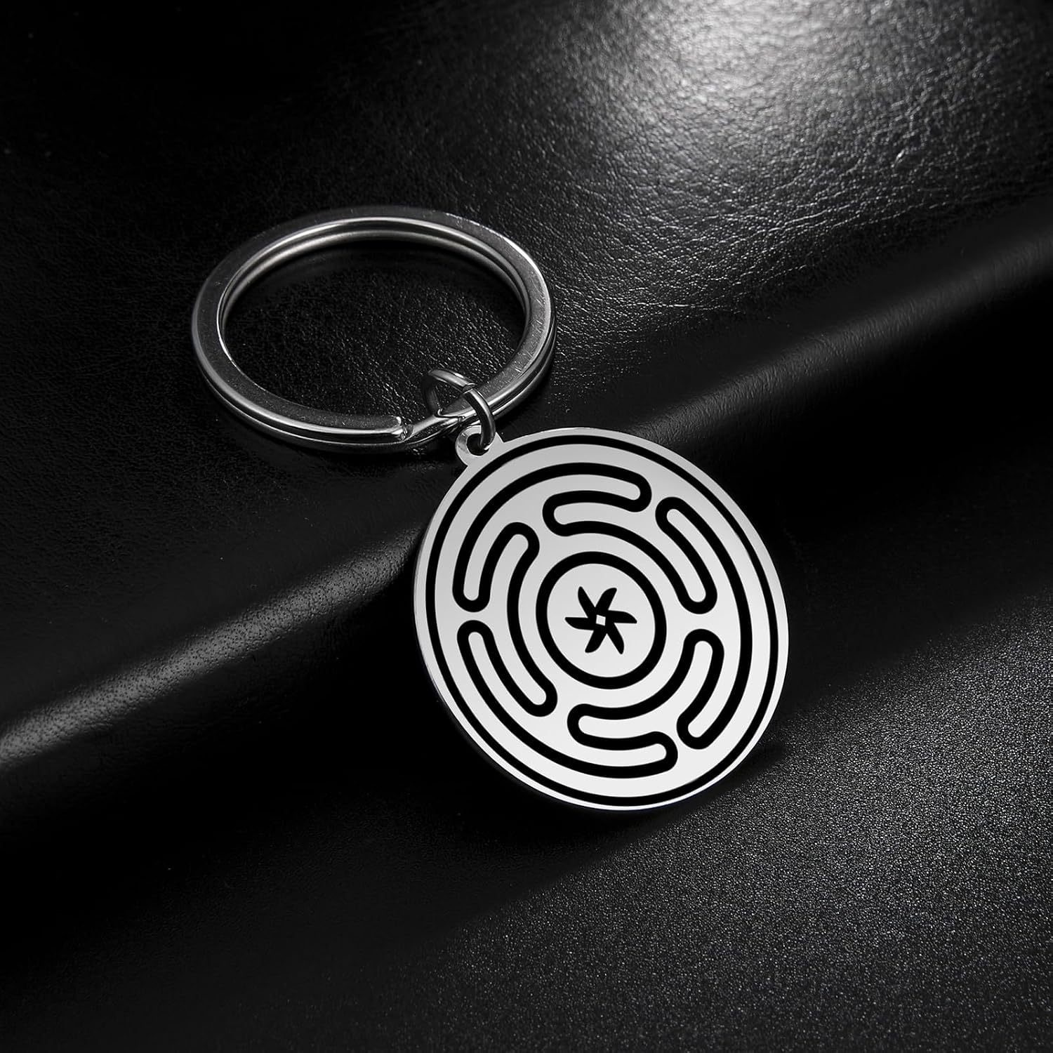 Detalle de VASSAGO Wheel of Hecate Keychain – Stainless Steel Amulet for Women and Men