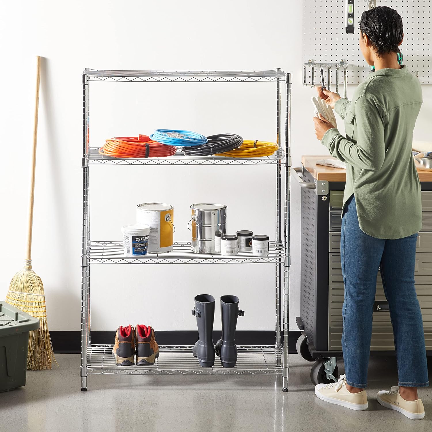 Detalle de Amazon Basics Aufbewahrungseinheit mit 4 Regalböden – höhenverstellbar, Nivellierfüße, Chrom