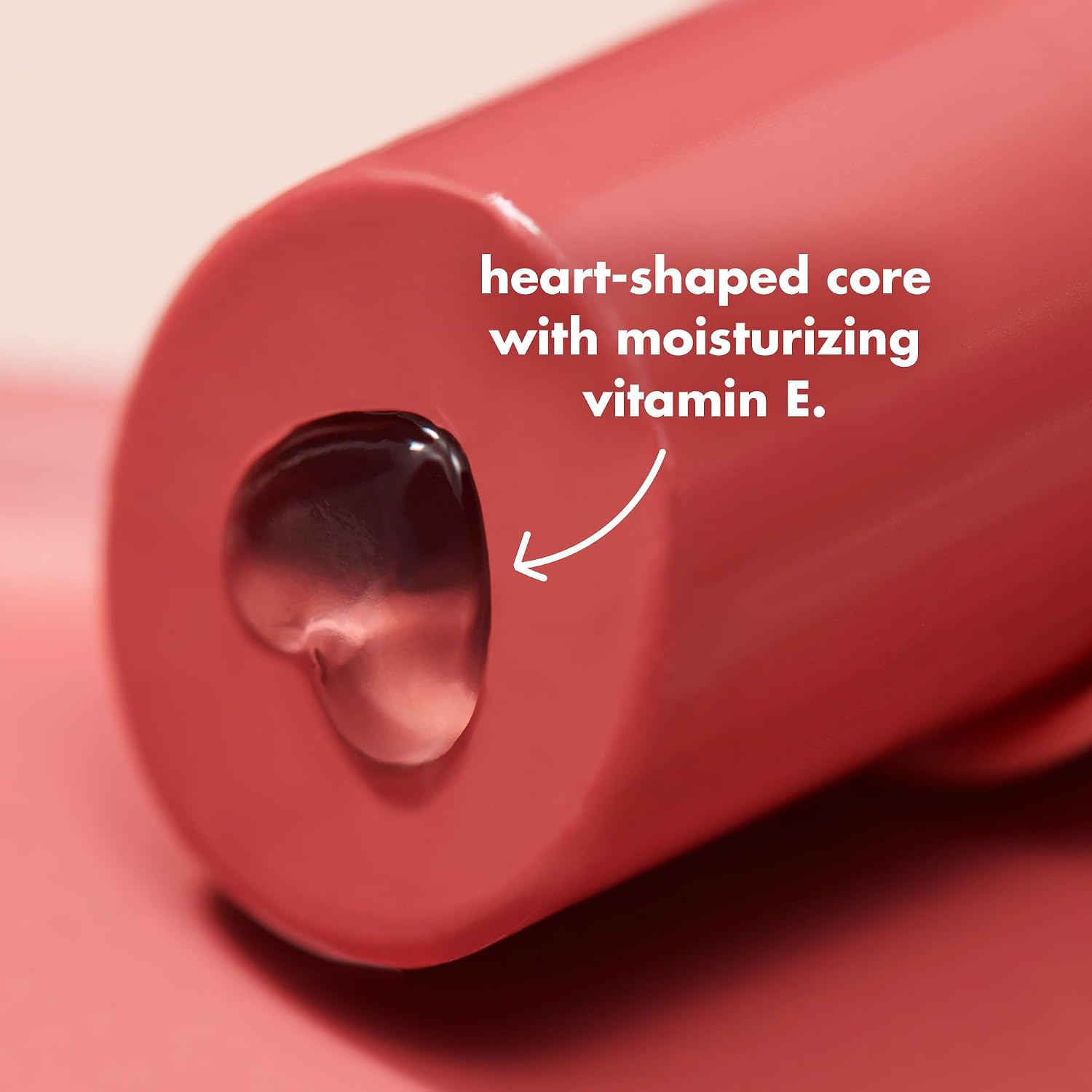 Detalle 2 de e.l.f. Hydrating Core Lip Shine with Shea Butter & Vitamin E in Ecstatic Deep Berry