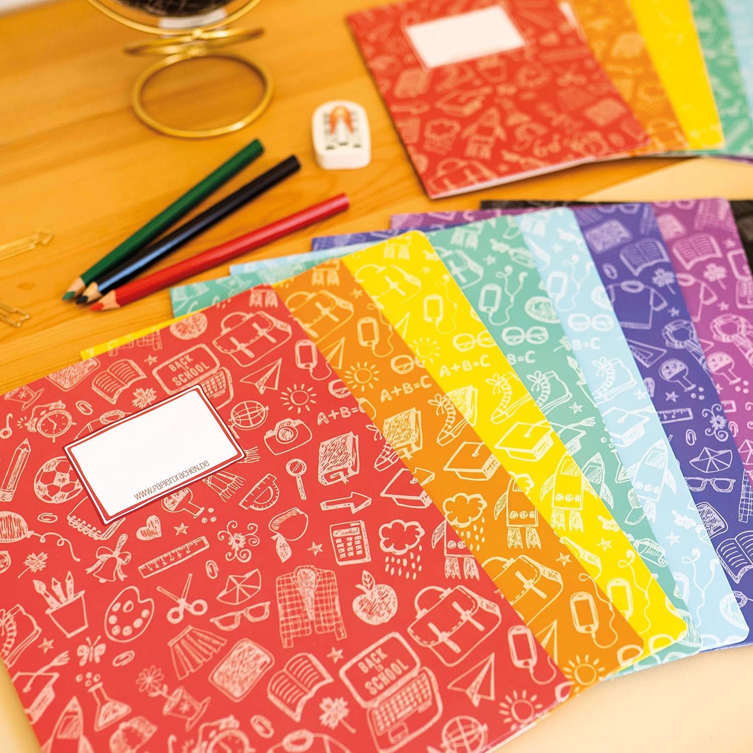 Detalle de Papierdrachen Heftumschläge DIN A4 mit Scribble-Motiven, 8 Stück – Set Nummer 6
