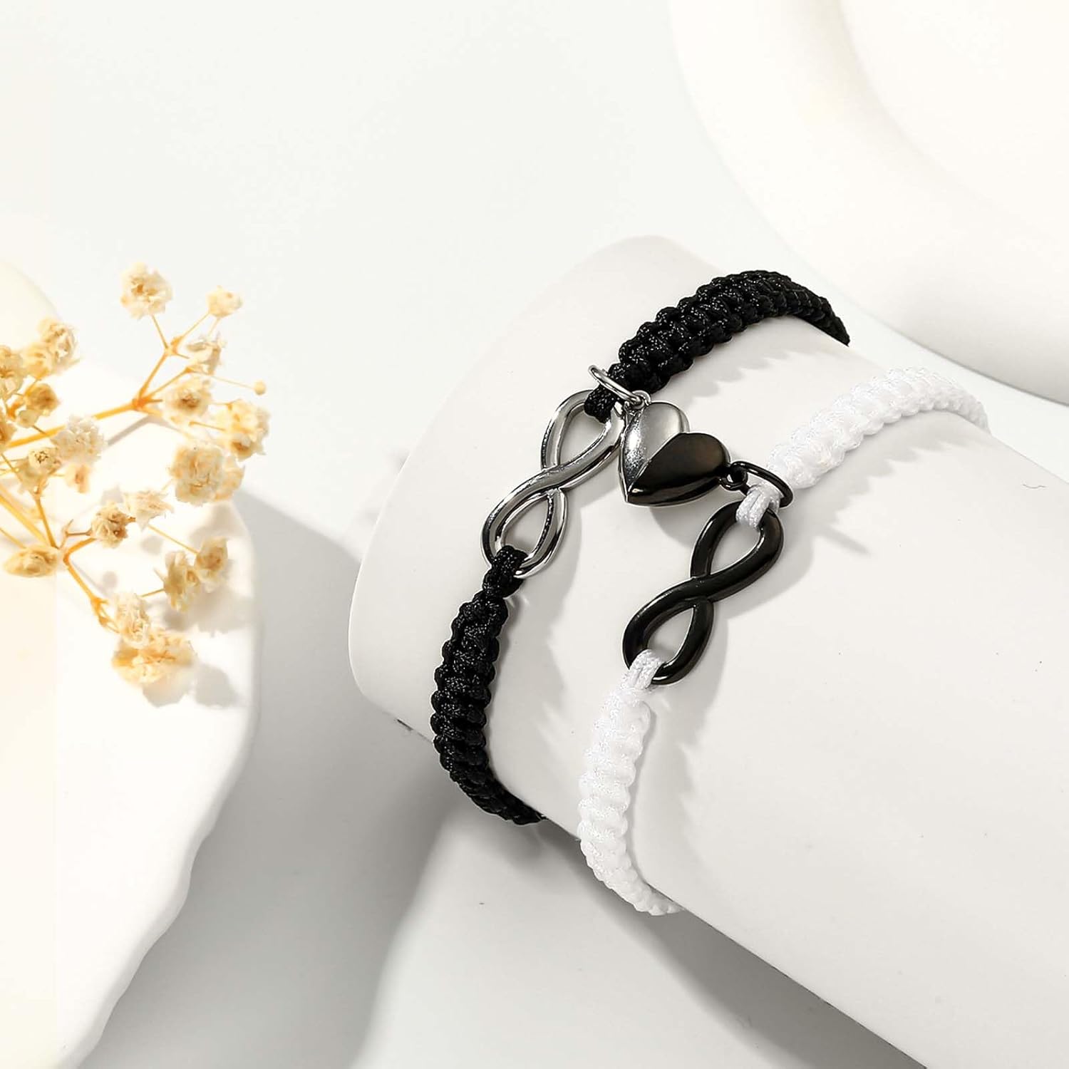 Detalle de Valentines Day Matching Infinity Rope Bracelets for Couples