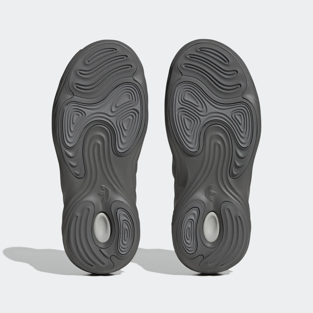 Detalle de Zapatilla Adifom Q de Adidas: estilo y confort para el día a día