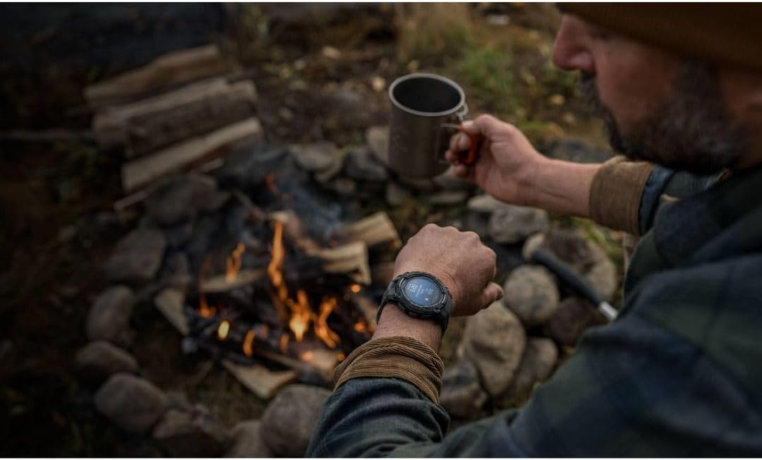 Detalle de Garmin Instinct 3 (50 mm) con display AMOLED 1,3”, GPS multi-band, torcia LED e Garmin Pay