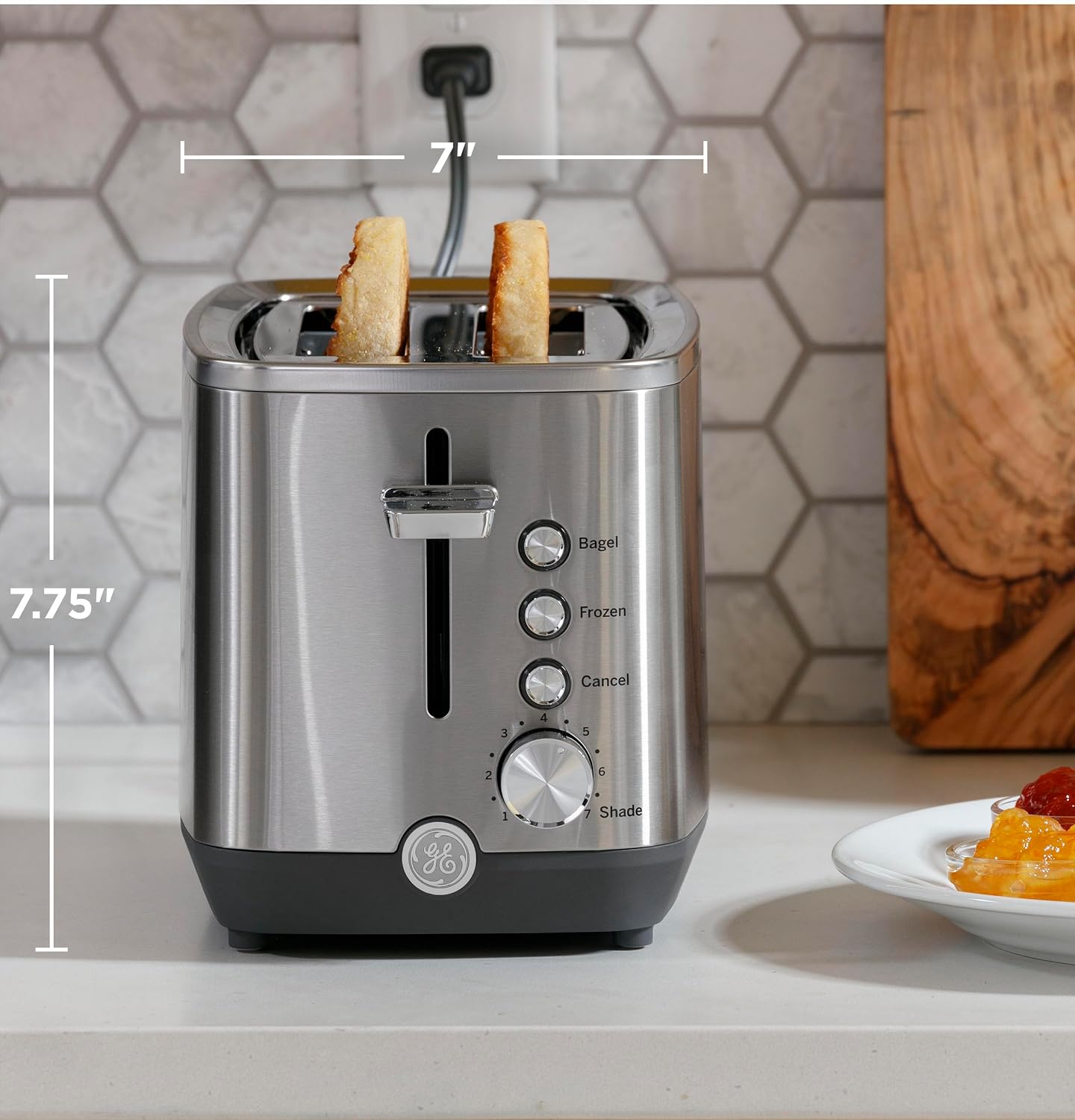 Detalle de GE 2-Slice Stainless Steel Toaster with Extra-Wide Slots and 7 Shade Settings