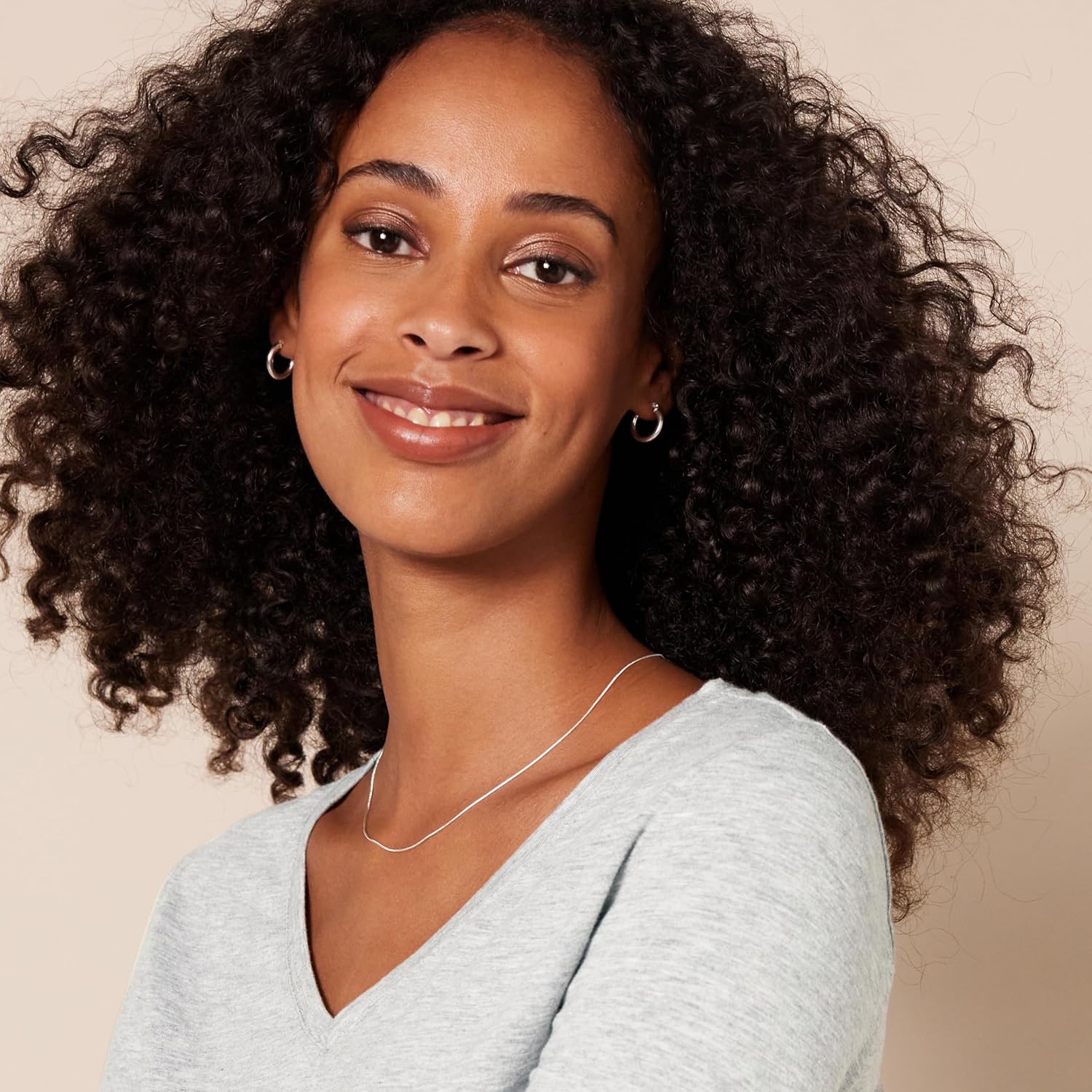 Thumbnail 2 de Amazon Essentials Women's Regular-Fit 3/4 Sleeve V-Neck T-Shirt (Plus Size available)