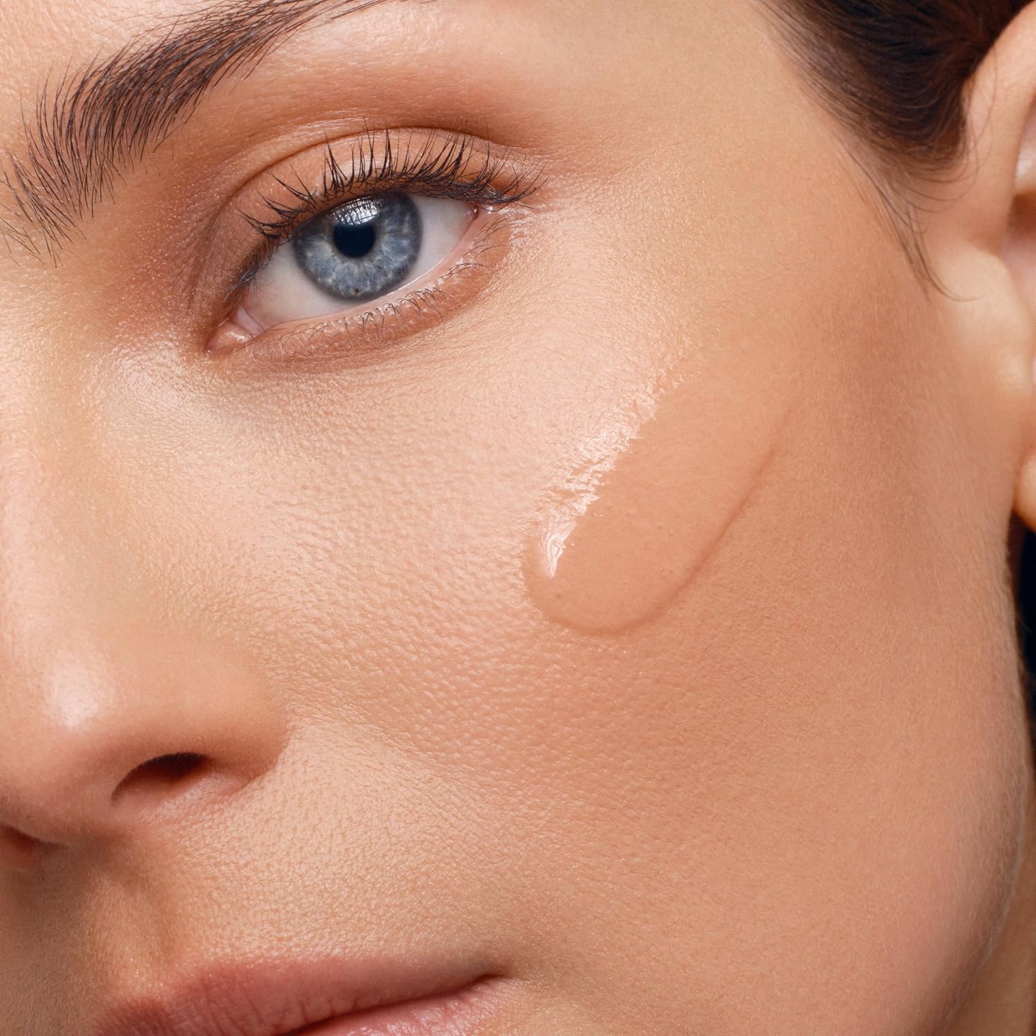 Detalle 2 de Biotherm Aquasource+ Electrolyte Dewy Gel 100H: gel idratante leggero con elettroliti per pelle elastica