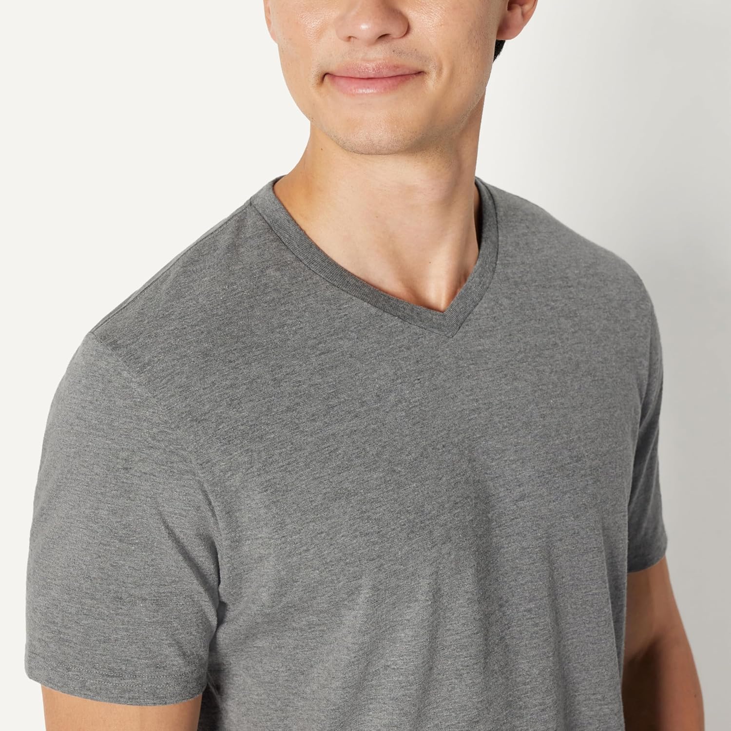 Thumbnail 3 de Amazon Essentials V-Neck Tee