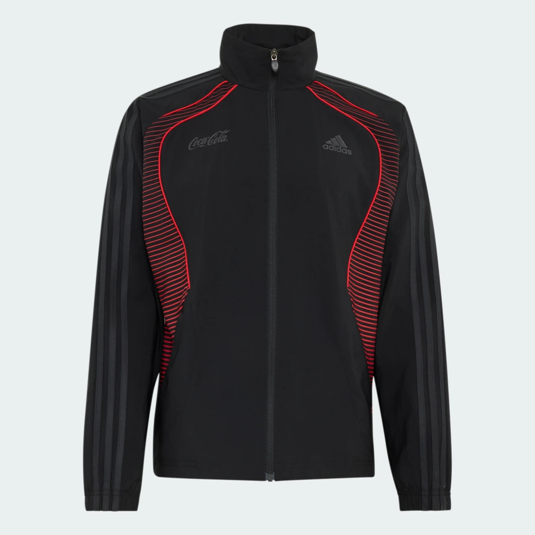 Detalle 2 de Chaqueta adidas x Coca-Cola Teamgeist 26: estilo urbano y comodidad para fans de Coca‑Cola