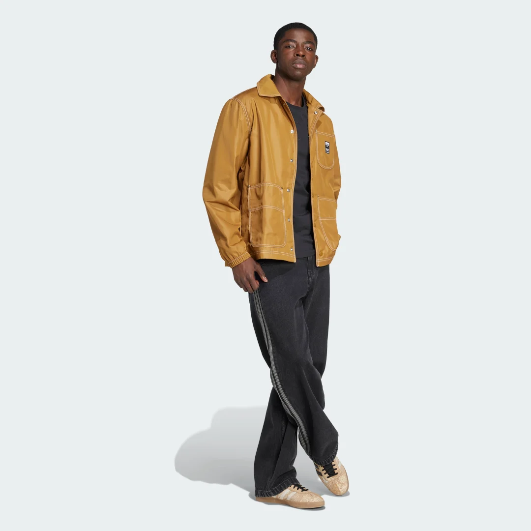 Detalle de Chaqueta Coach Wabash Regular de Adidas — estilo práctico en color Marrón