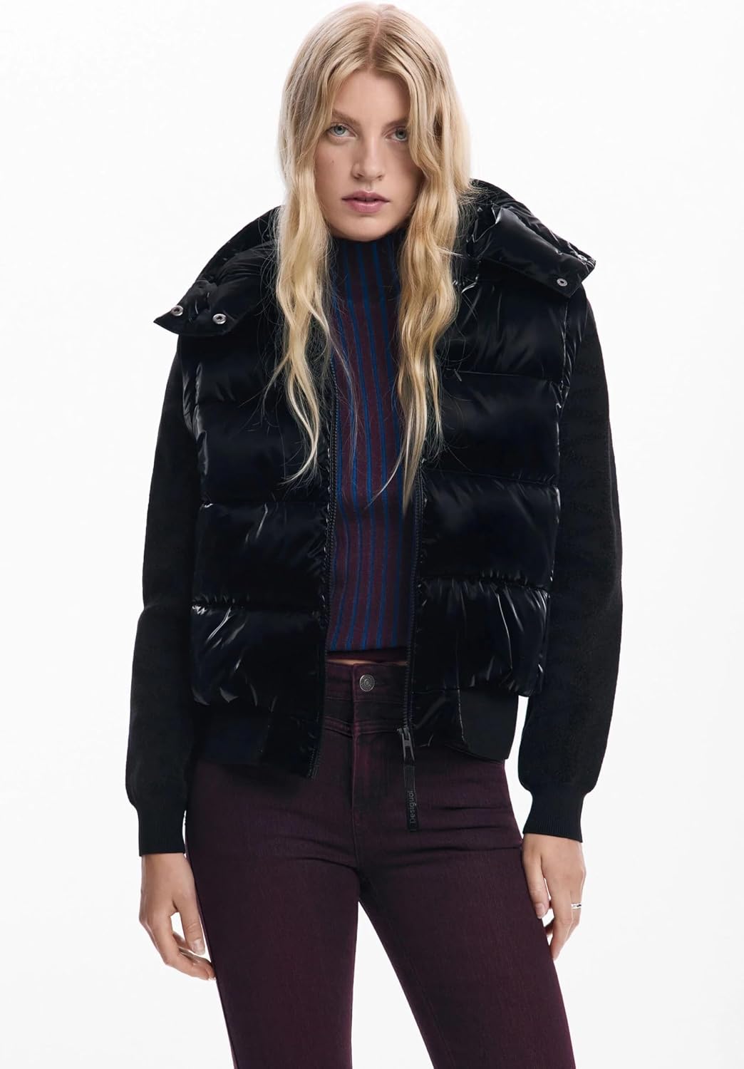 Detalle de Desigual PADDED_BUBBLE 2000 NOIR — Veste matelassée noire avec capuche et manches amovibles
