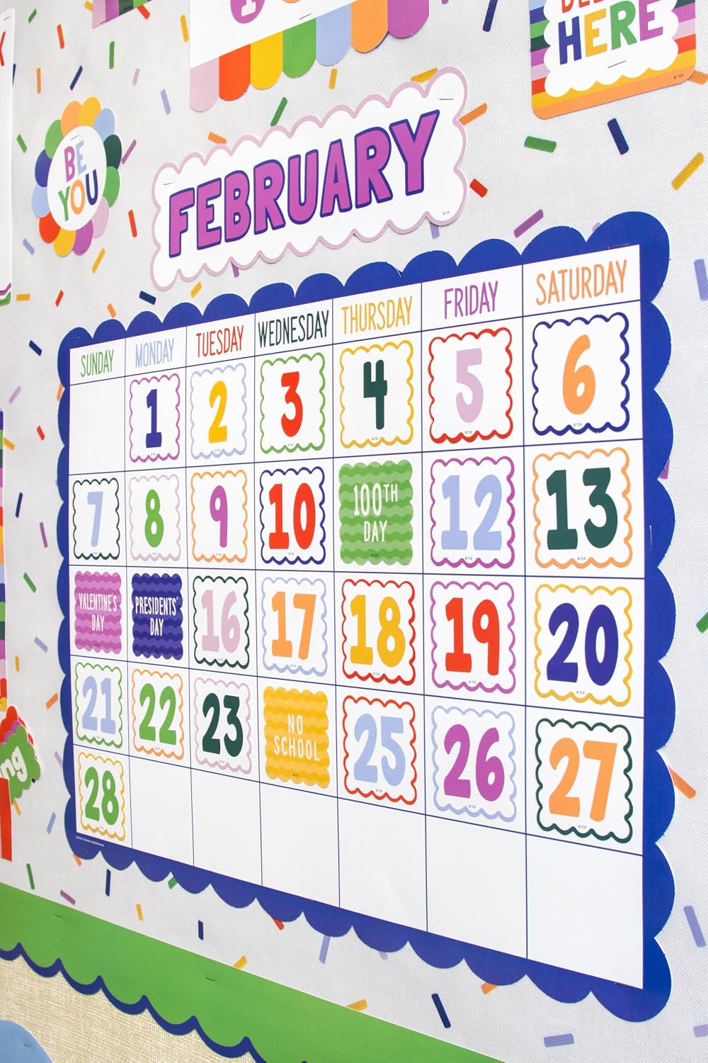Detalle de Teacher Created Resources Classroom Calendar Bulletin Board, 110 Pieces