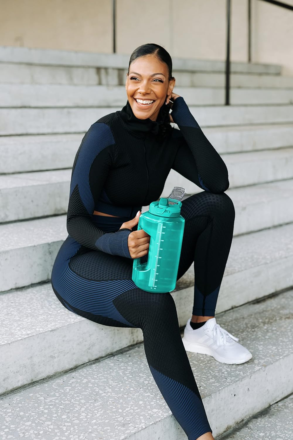 Detalle 2 de Goals Half Gallon Water Bottle with Straw (Hydra 64oz) — Flip Lid, Locking Straw, Dishwasher Safe