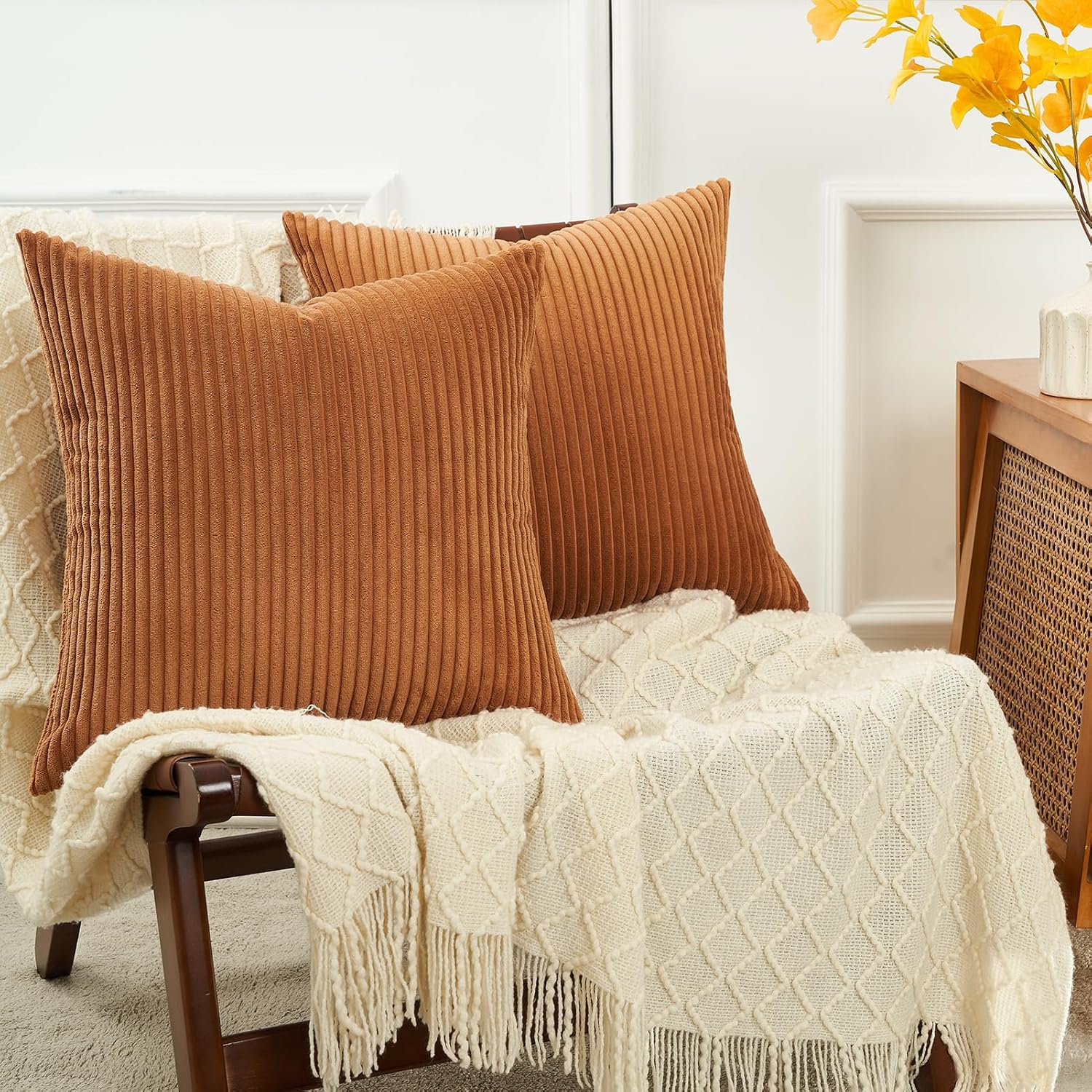 Detalle 2 de Topfinel Kissenbezug 45x45 Herbst Karamell Orange im 2er-Set (Cord-Kordsamt, versteckter Reißverschluss)