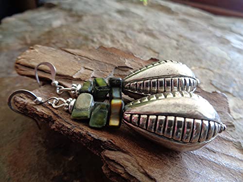 Detalle de Orecchini a goccia in madreperla verde muschio – set di tre pezzi, stile boho