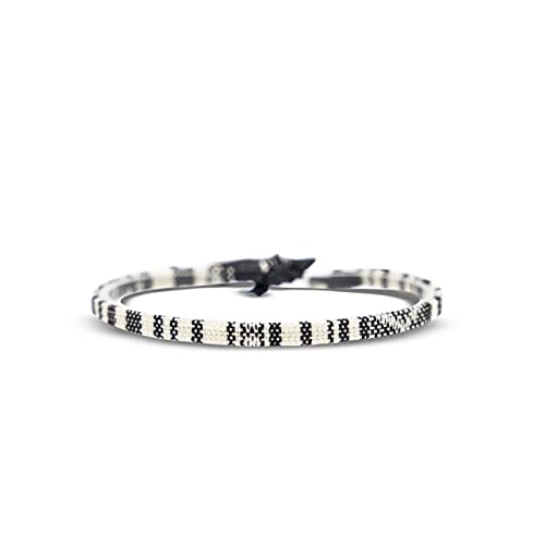 Detalle 2 de Made by Nami Surfer Beach Bracelet Set – 2x Braided Boho Summer Bracelets (Black & White) – Handmade, Waterproof & Adjustable