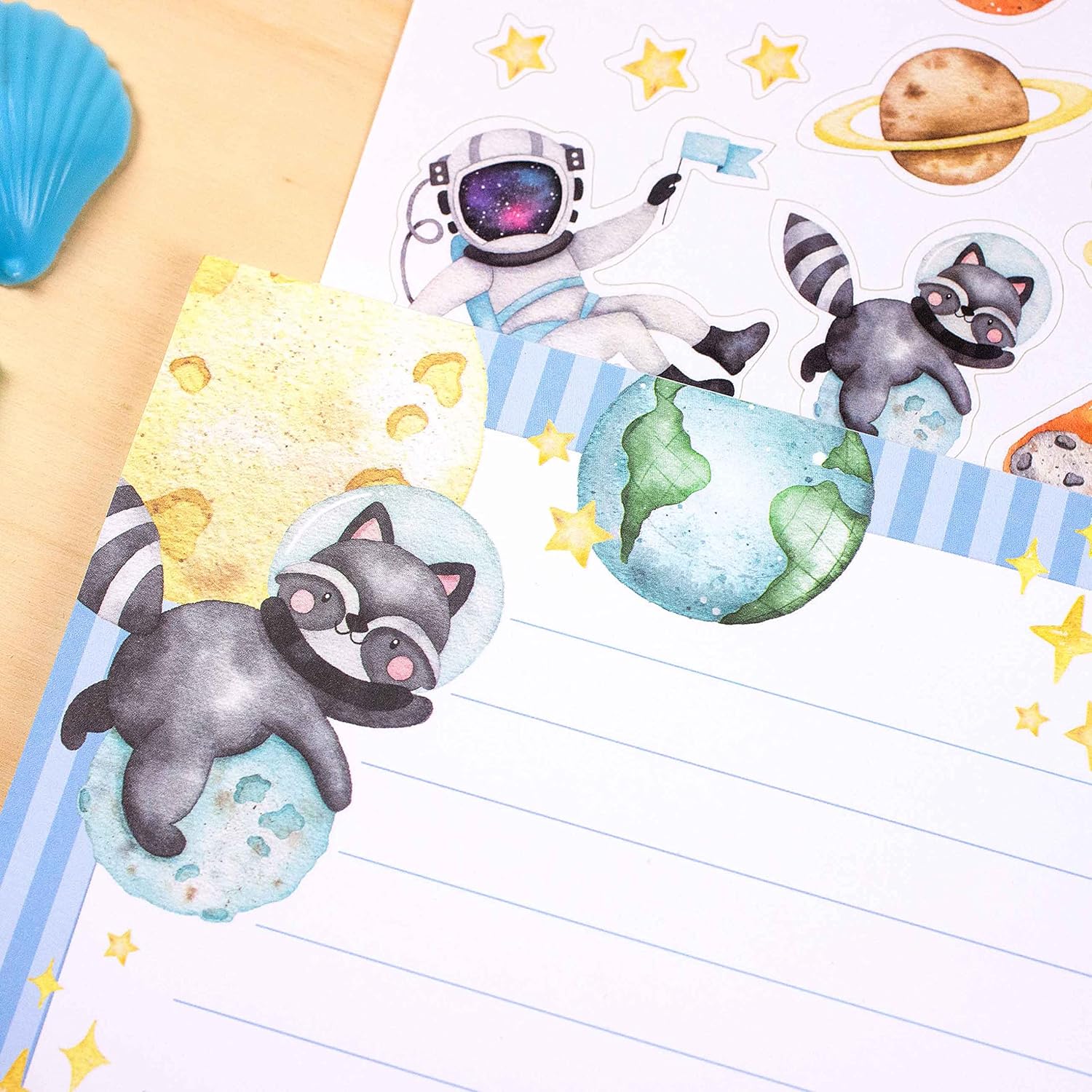 Detalle 2 de Papierdrachen Briefblock Set mit Astronauten-Motiven: 50 Briefbögen, 20 Umschläge & Stickerbogen